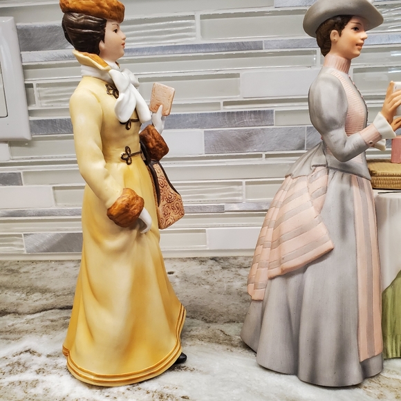 1981 & 1984 Avon Porcelain Women Figurines Avon - Picture 6 of 14